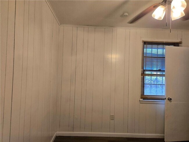 Building Photo - 2411 Lauradale Dr