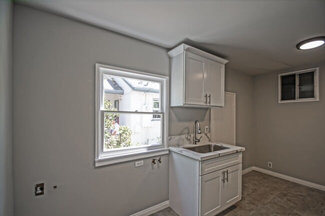 Building Photo - Incredibly Charming & Bright 3BR2BA Home w...