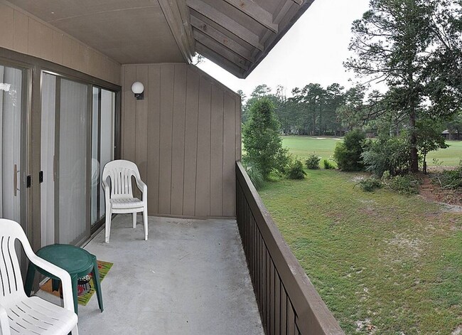 Building Photo - 10 Pine Tree Rd