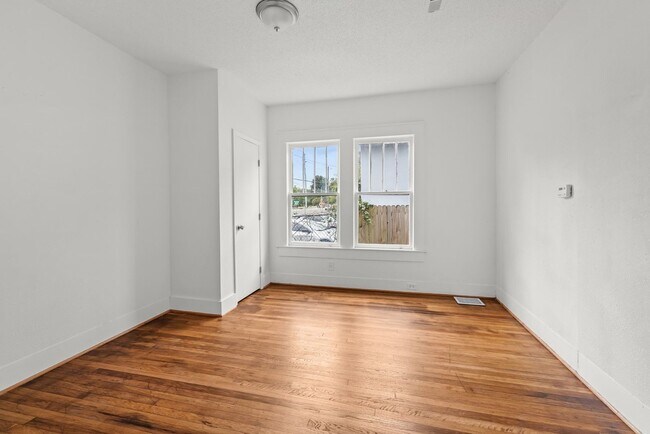 Building Photo - Move-in Special: Receive a $300 gas card with approved application and signed lease.-1609 Jeffers...