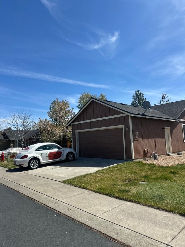 Building Photo - Cozy 3 Bedroom Home in SW Bend!
