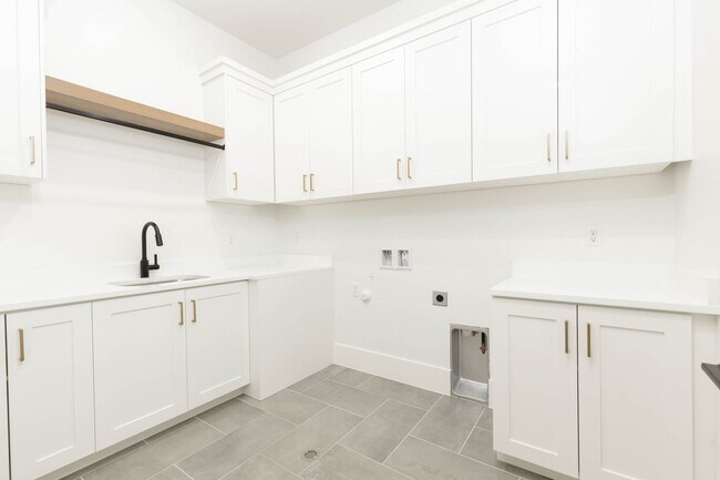 Building Photo - Gorgeous single story with RV Garage in Majestic Fields