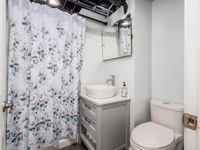 Building Photo - 2545 Vanderberg Ave