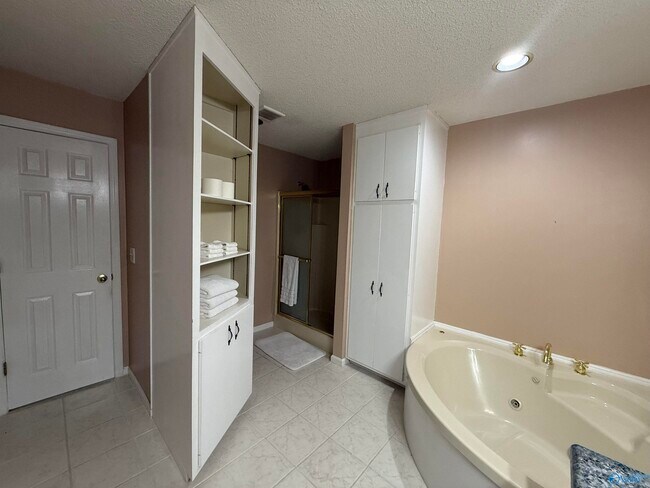 Building Photo - 122 Mykeys Way