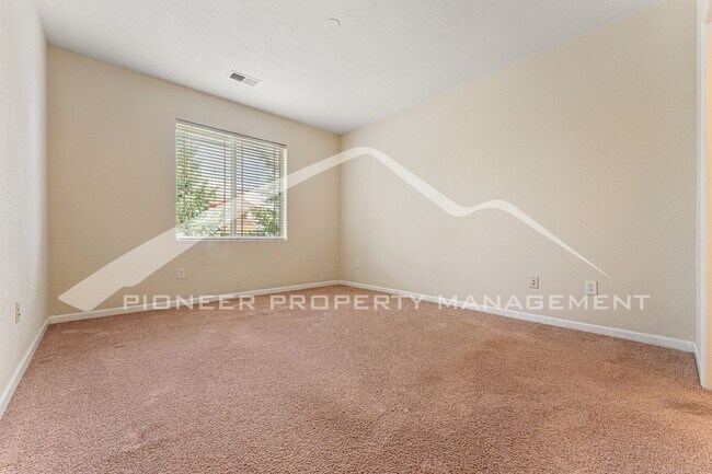 Building Photo - Charming condo with Central AC and 1 Car G...