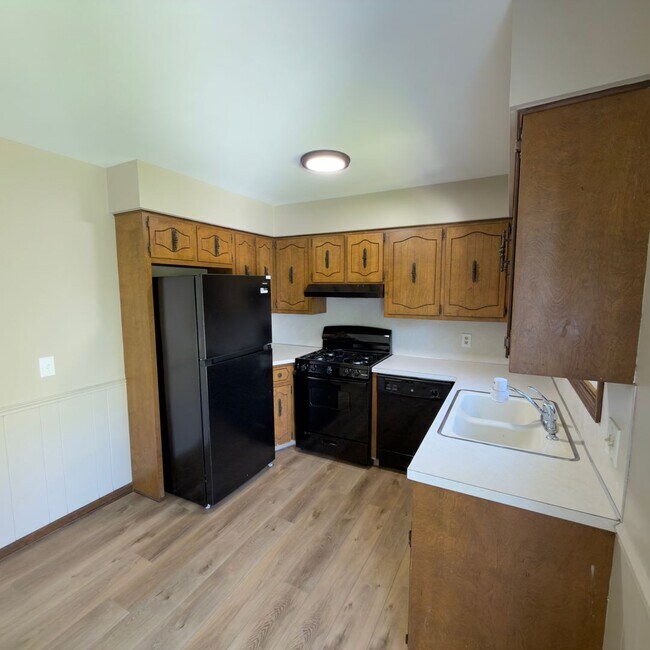 Building Photo - Updated Two Bedroom Duplex in Jenison!