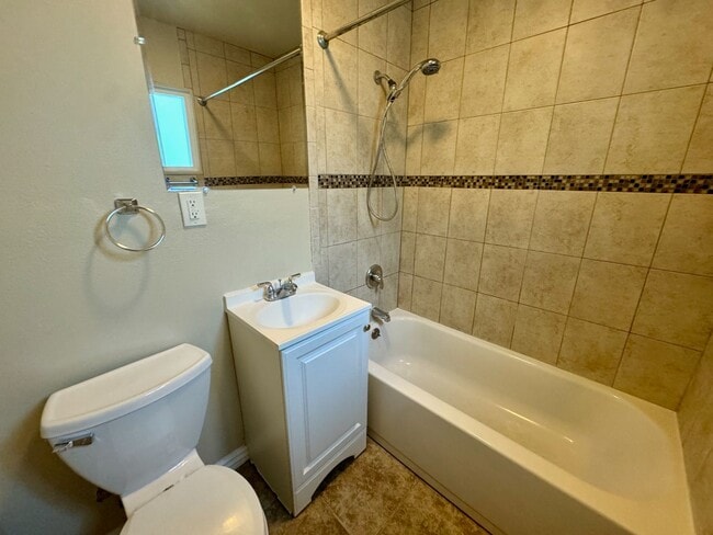 Building Photo - Charming 3-Bedroom Home in the Heart of La Puente – Move-In Ready!