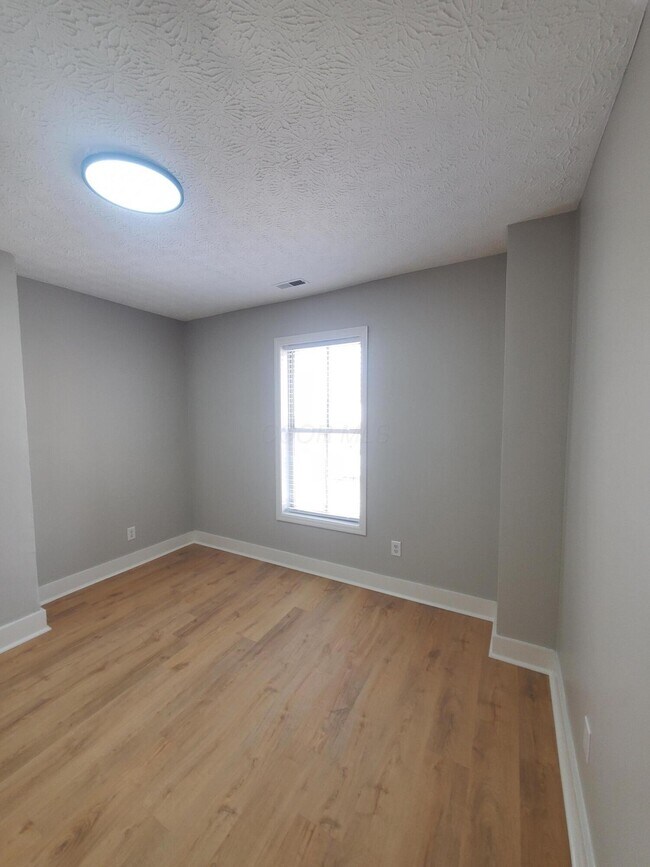 Building Photo - 33 S Cypress Ave