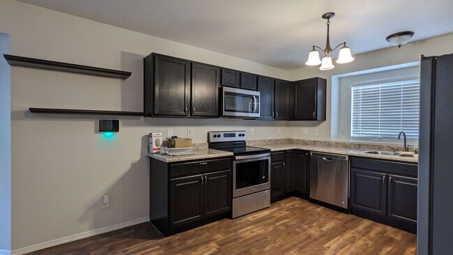 Building Photo - 5444 Hicks Dr