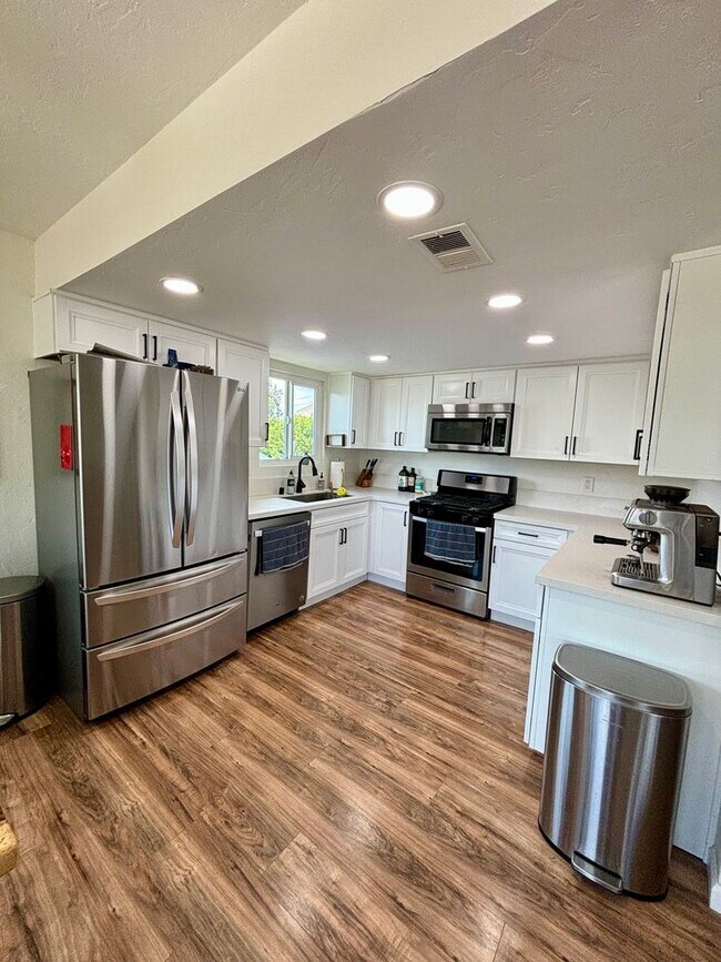 Building Photo - Beautiful House with Forever Views