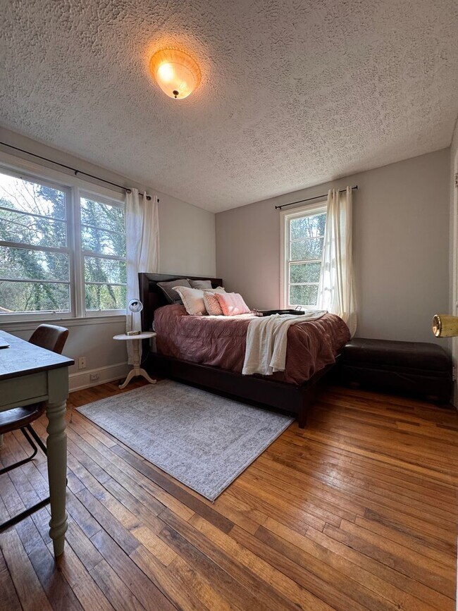 Building Photo - Cozy Two-Bedroom Furnished Bungalow