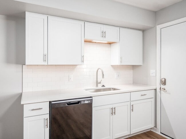 Building Photo - 554 Riverview Dr