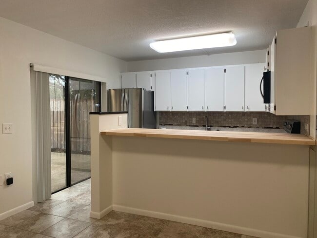 Building Photo - 1607 16th Ln