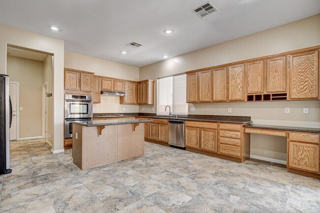 Building Photo - 4 Bedroom Single Story in Mountains Edge