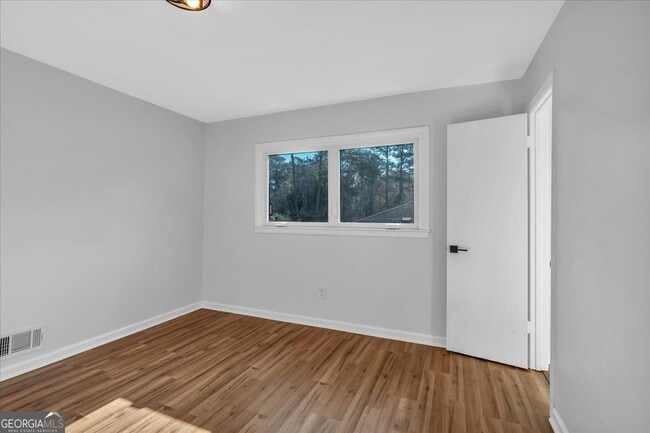 Building Photo - 2142 Cloverdale Dr SE