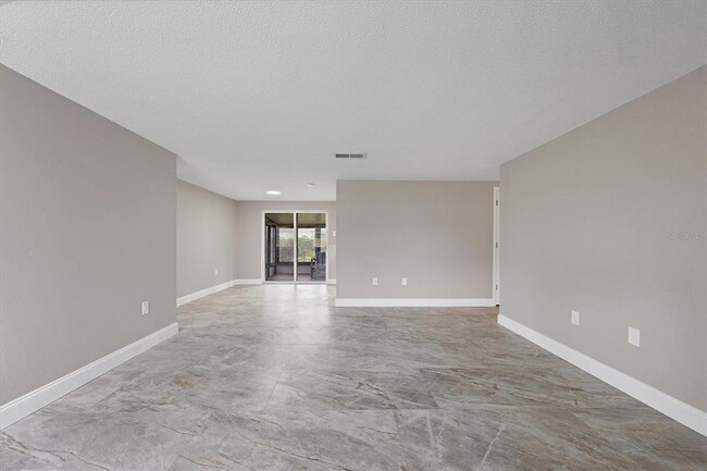 Building Photo - 880 Queen Rd