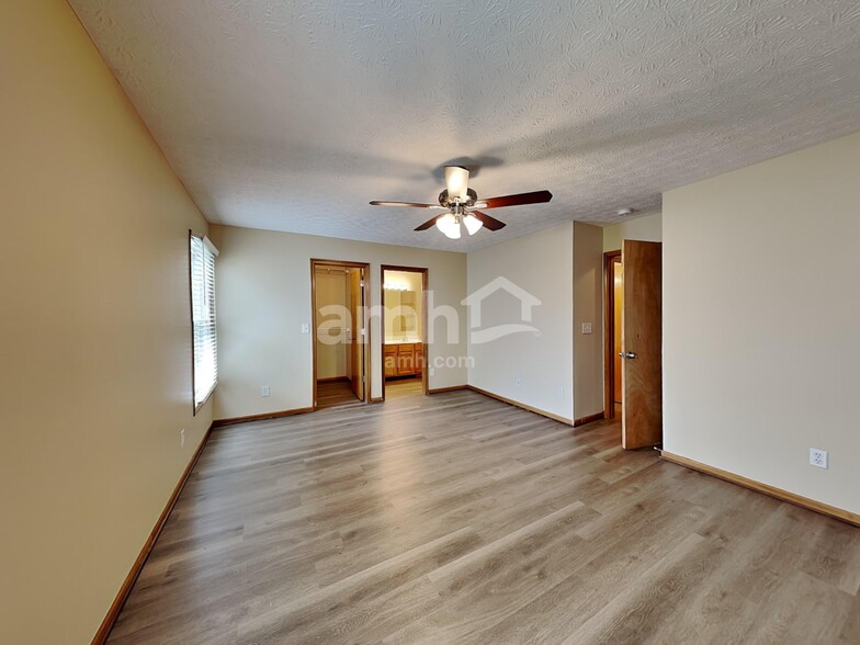 Building Photo - 555 Allis Pl E