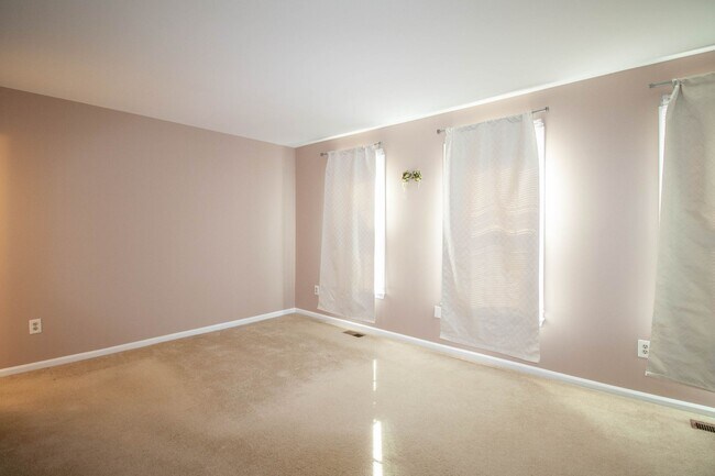 Building Photo - Gorgeous and updated 3Bd/2.5Bth townhome in the Town of Forest Hills! w/2 assigned parking space!