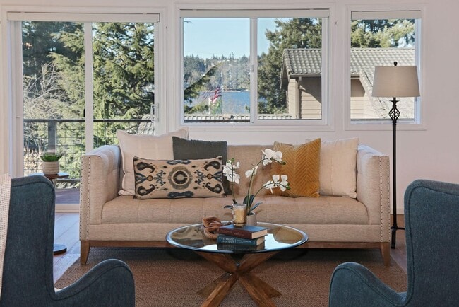 Building Photo - One Of A Kind Freeland Home with Two Seper...