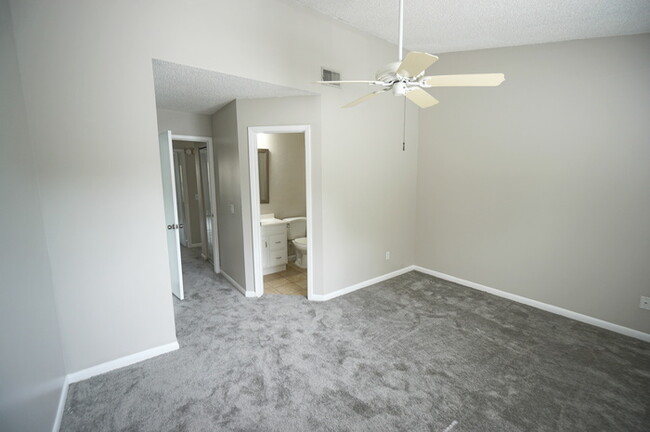 Building Photo - 2-Bedroom, 2 1/2-Bath, Gated South Tampa C...