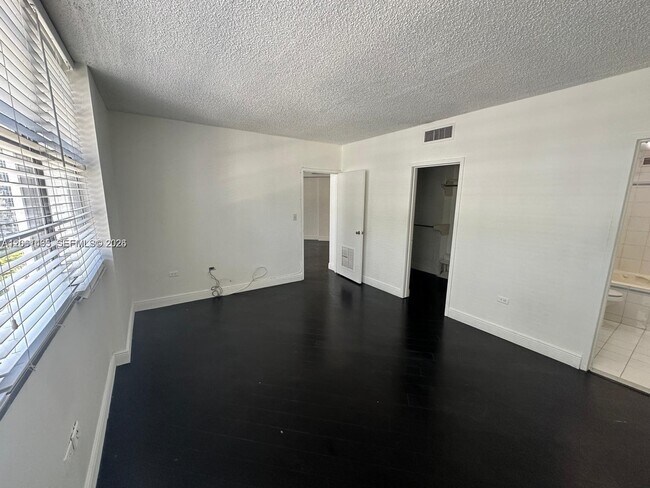 Building Photo - 999 Brickell Bay Dr