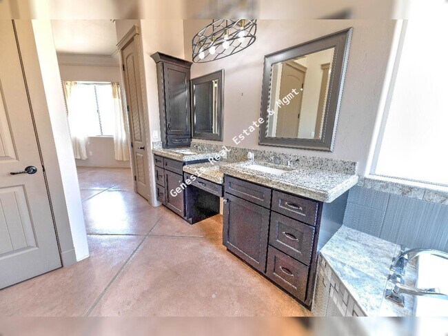 Building Photo - "Spacious Tucson Retreat with Granite Eleg...