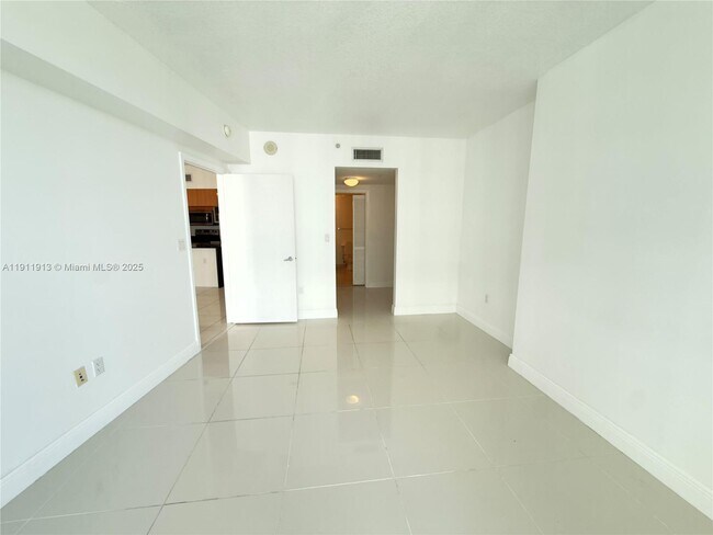 Building Photo - 1750 N Bayshore Dr