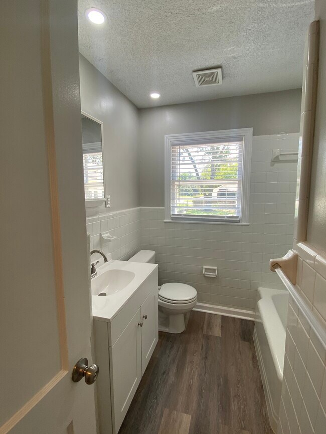 Building Photo - 1622 McCullough Ave NE