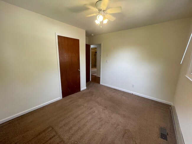 Building Photo - Dublin, 3 BR / 1 BA Available 11/17