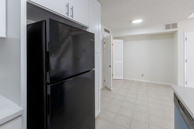 Building Photo - Spacious 2-Bedroom, 2.5-Bath Condo in Cano...