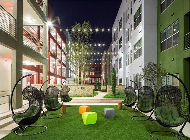 Building Photo - 1902 1/2 Simond Ave