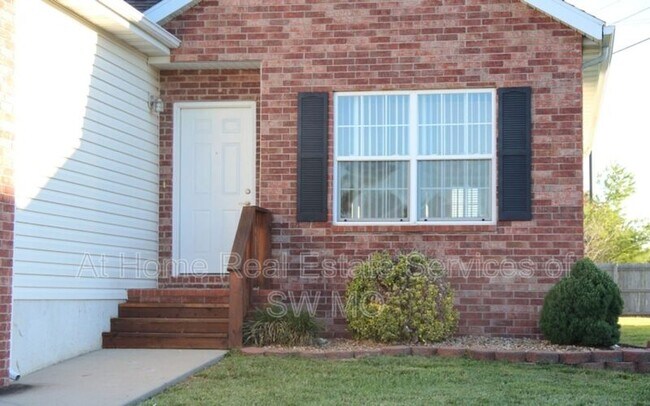 Building Photo - 305 Excalibur Ct
