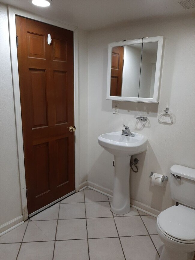 Building Photo - College Housing - 4 bedrooms