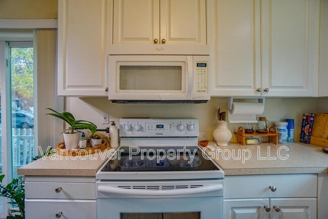 Building Photo - 6001 NE 33rd Cir