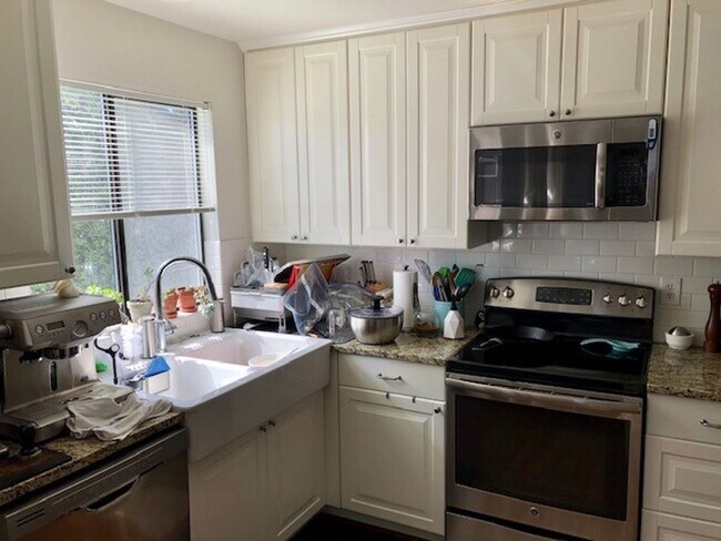 Building Photo - HASHASH BALLARD DUPLEX