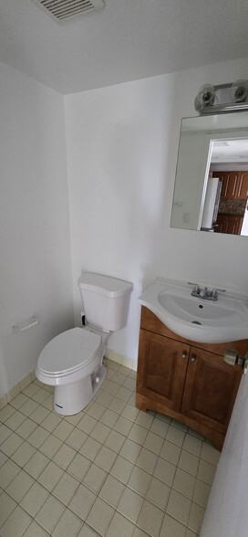 Half bath - 1800 Collins Ave