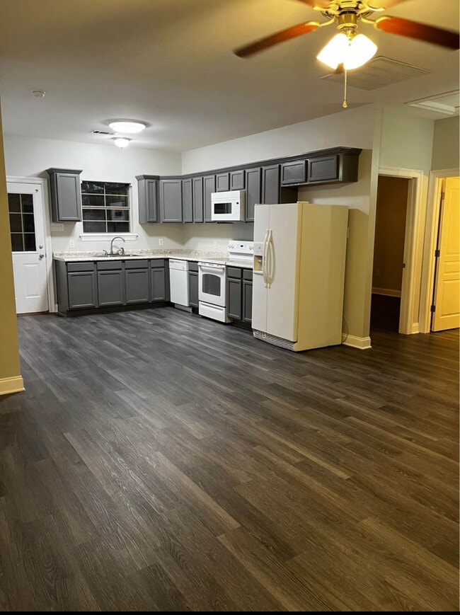 Building Photo - Unit B-2