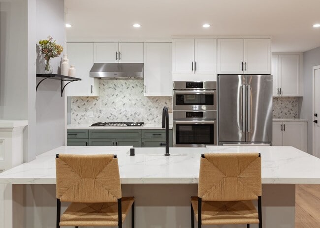 Building Photo - *Unfurnished* Gorgeous 4-Bed Oasis with Po...