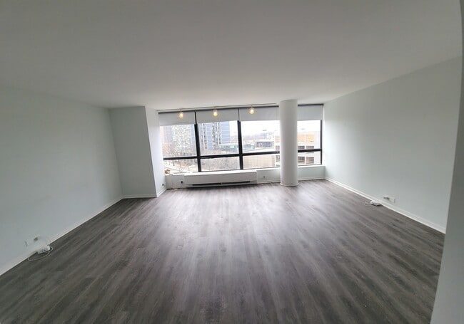 Building Photo - 5415 N Sheridan Rd