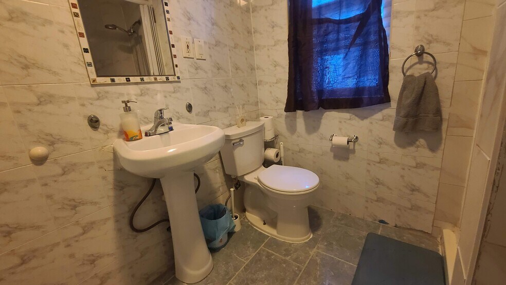 Building Photo - 42 49th St