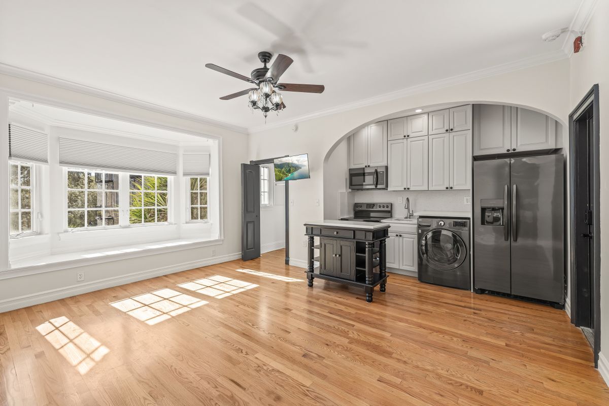 Building Photo - 2117 W DEKLE, L-2