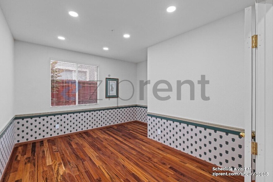 Building Photo - 1001 Sandhurst Dr