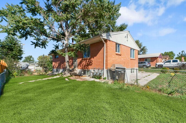 Building Photo - 975-977-979 S Lowell Blvd