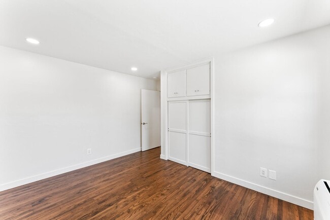 Building Photo - Nicely Remodeled 3 Bed 2 Bath in West Chul...