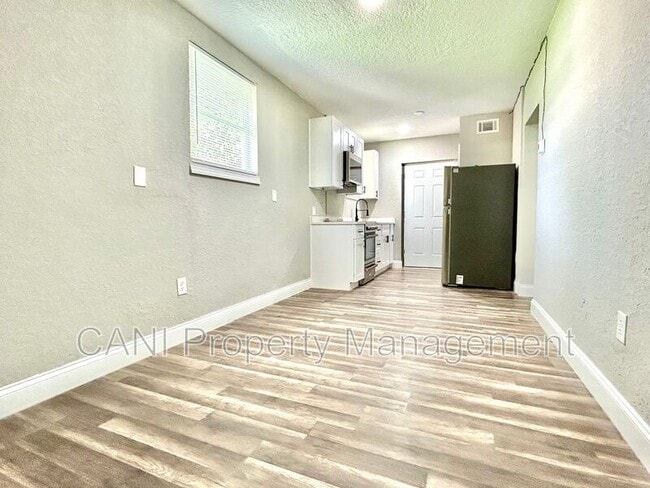 Building Photo - 418 Charles St