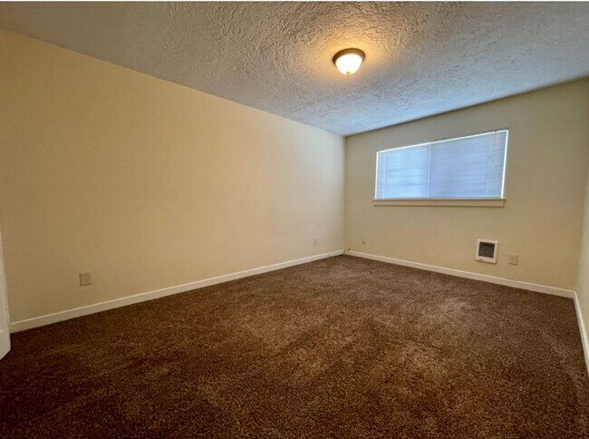 Building Photo - Montavilla 2 Bedroom Upstairs Apartment w/ A/C and Off Street Parking~ PETS WELCOME! 95 Walkscore