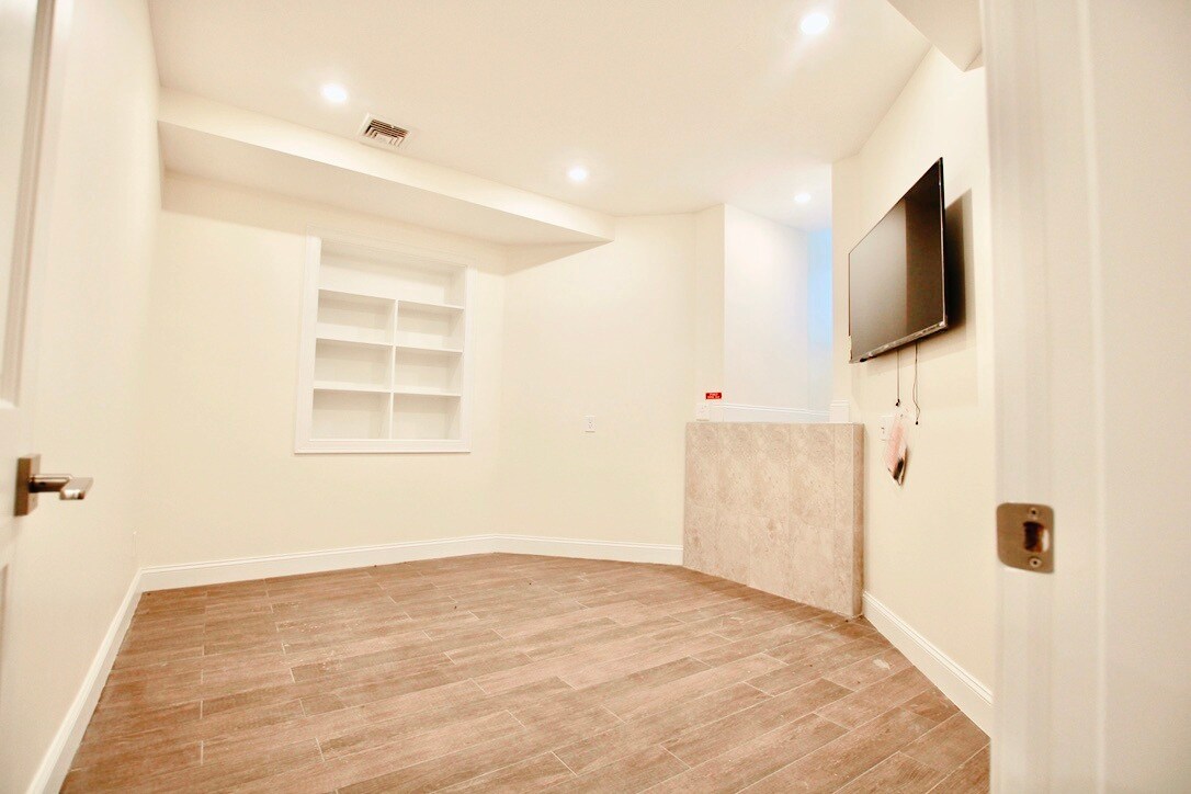 Building Photo - 1614 Beacon St