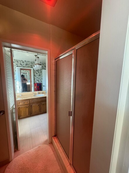 Master bathroom - 6253 Warner Dr