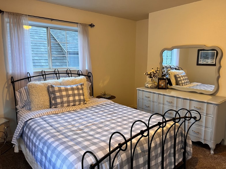 Building Photo - 1562 Oak St