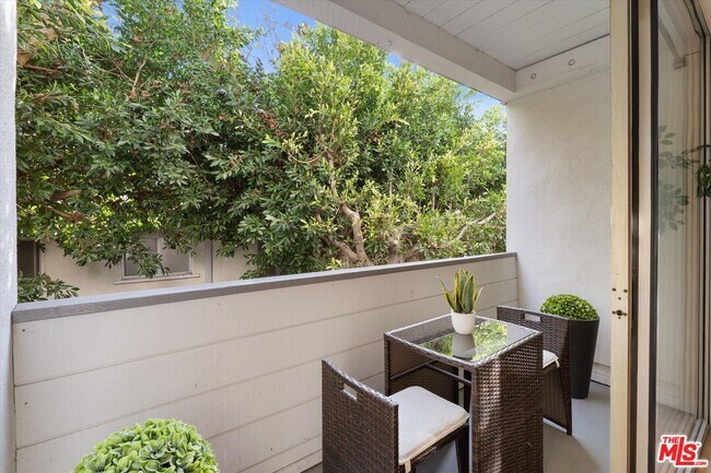 Building Photo - 429 N Oakhurst Dr